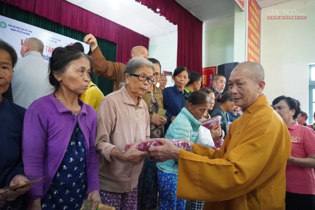 TƯGH, Phật giáo TP.HCM tặng 1.000 phần quà tại Quảng Nam