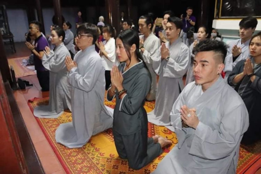 Dàn sao Việt đến chùa ở Huế cầu nguyện bình an cho bà con miền Trung