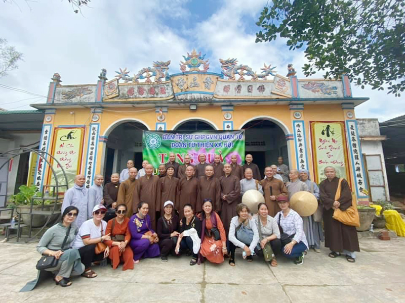 Tp. HCM: Phật giáo quận 10 trao 600 phần quà cho bà con nghèo tại Quảng Ngãi
