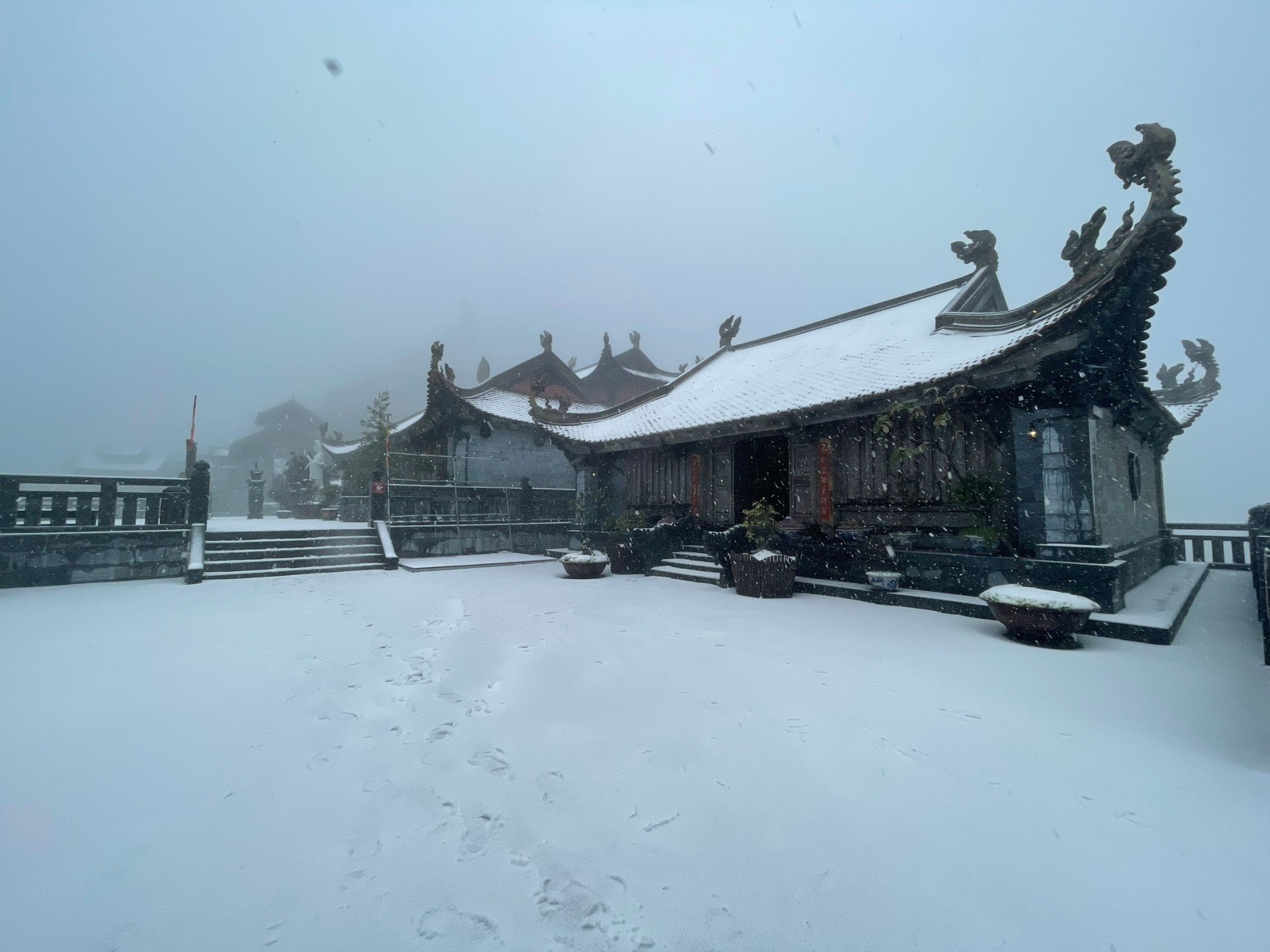  Nét chùa đẹp thoát tục trong màn băng tuyết đang phủ kín Fansipan
