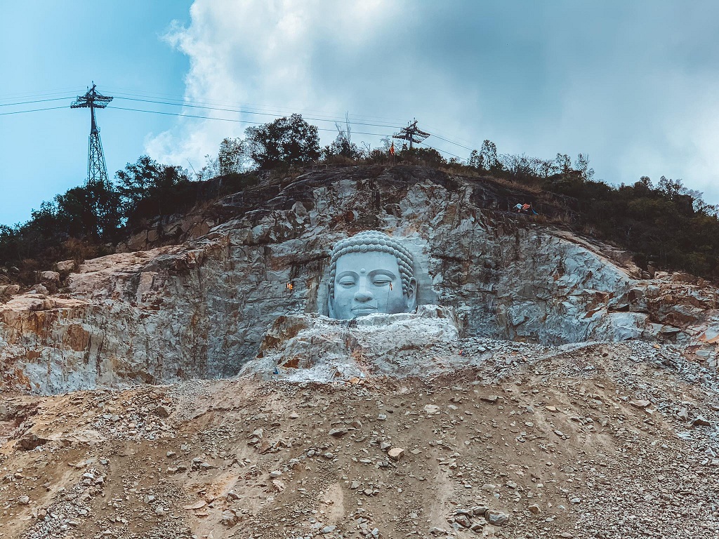 Thi công pho tượng Phật khắc trên vách đá cao nhất thế giới