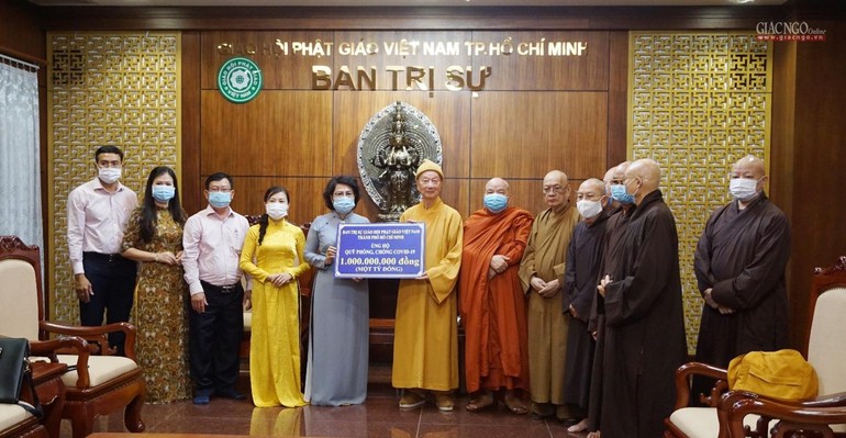  Phật giáo TP.HCM trao 1 tỷ đồng ủng hộ mua vắc-xin Covid-19 cho người nghèo