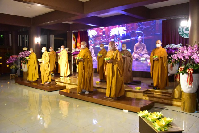 Ban Văn hóa Phật giáo TP.HCM thắp nến cầu nguyện, tặng 1 tỷ đồng đến nhân dân Ấn Độ