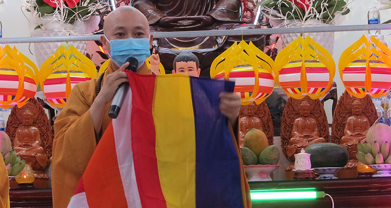 Tp. HCM: H. Củ Chi, Chùa Hạnh Đức trao cờ Phật giáo trong chương trình "vạn lá cờ" Kính mừng Phật đản