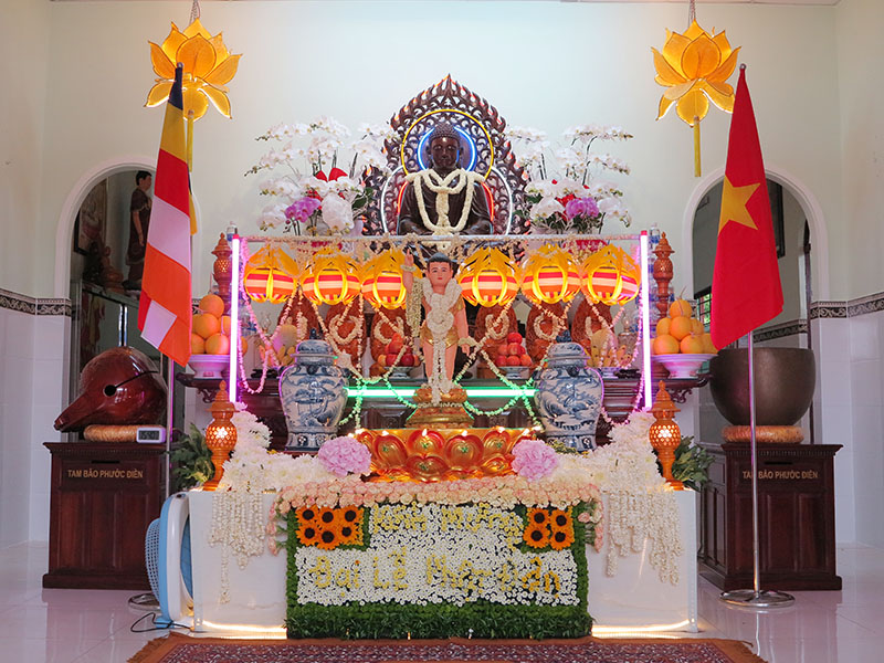 Tp. HCM: H. Củ Chi, Chính quyền xã Phú Hòa Đông, chúc mừng Phật đản tại chùa Hạnh Đức