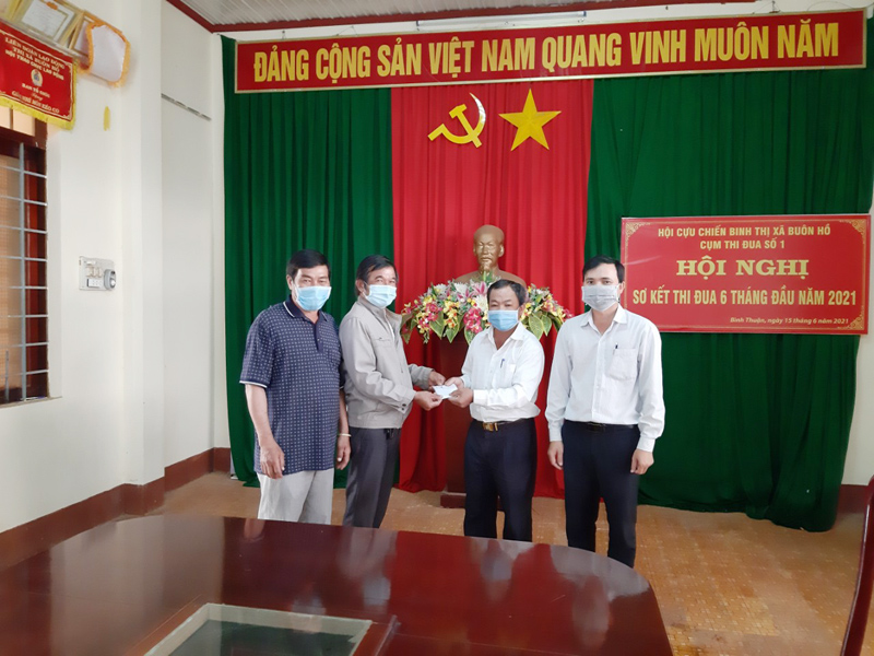 Tp. HCM: H. Củ Chi: chùa Hạnh Đức hỗ trợ gạo và tiền mặt tại Đăk Lăk