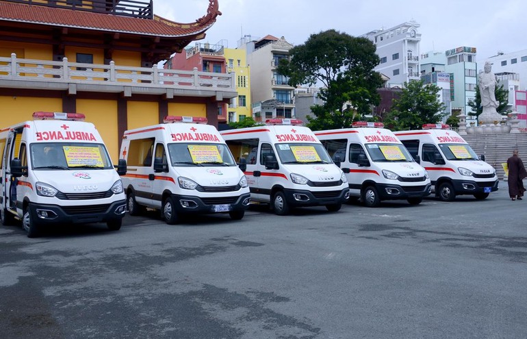 Ban Trị sự Phật giáo TP.HCM trao tặng 6 chiếc xe cứu thương phục vụ bệnh nhân