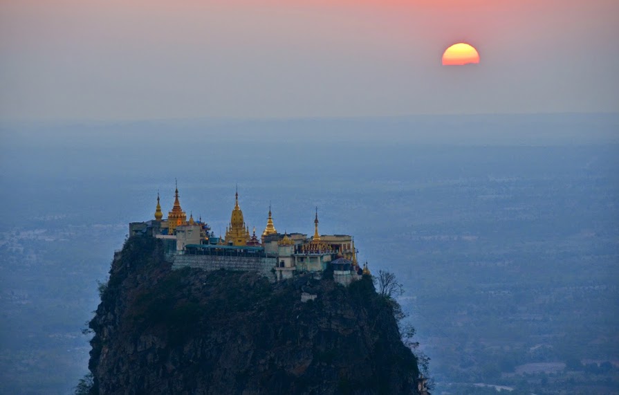 Tu viện dát vàng giữa vùng đất mây vờn ở Myanmar