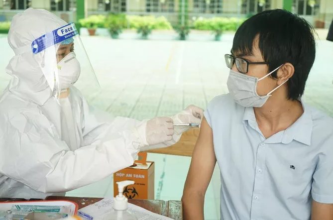 Bộ Y tế đồng ý rút ngắn khoảng cách 2 mũi vắc xin AstraZeneca