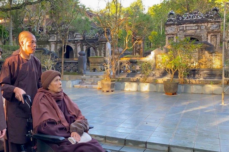 Làng Mai thông báo sức khỏe Thiền sư Thích Nhất Hạnh vẫn bình an ở tuổi 95