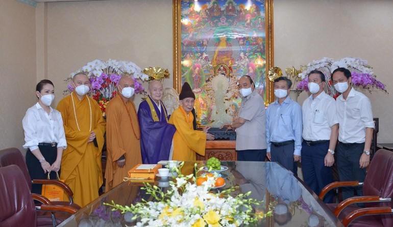 Chủ tịch nước Nguyễn Xuân Phúc thăm chùa Vĩnh Nghiêm