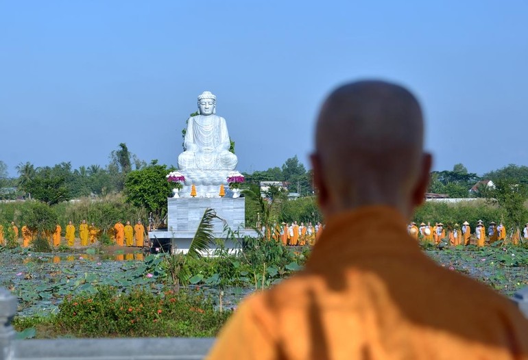 An vị tôn tượng Đức Phật Thích Ca lộ thiên trong khuôn viên Học viện Phật giáo VN tại TP.HCM