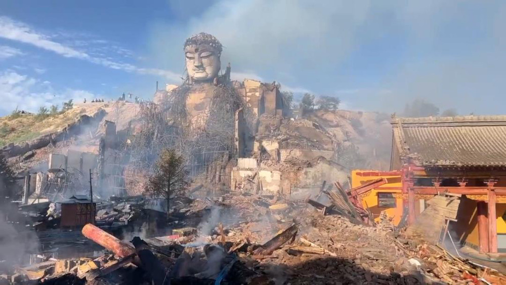 Bức tượng Sơn Đan Đại Phật vẫn nguyên vẹn sau trận hỏa hoạn lớn