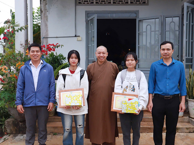 Đăk Lăk: Chùa Hạnh Đức Tp. Hồ Chí Minh bảo trợ học phí hướng nguyện cố Hòa thượng Thích Như Thọ