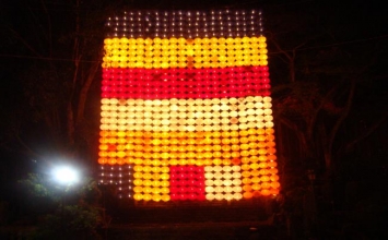 Đắk Nông: Kết cờ Phật giáo từ 600 chiếc lồng đèn