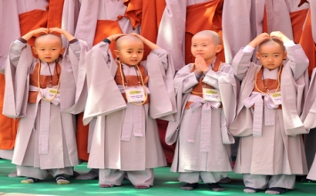 Đồng nam cạo tóc thể nghiệm xuất gia mùa Phật đản