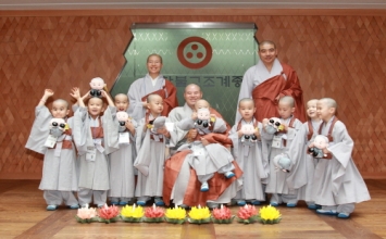 Hàn Quốc Các Tiểu Sa Di đảnh lễ mừng ngày Phật Đản