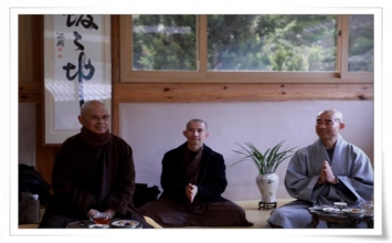 Hình ảnh Thiền sư Thích Nhất Hạnh Hoằng Pháp tại Hàn Quốc