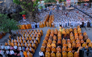 TP.HCM: Trang nghiêm Đại lễ Phật đản PL.2557