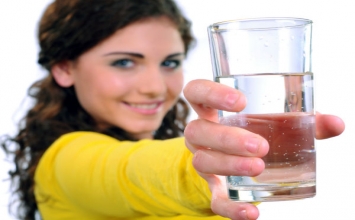 Vì sao mùa hè vẫn cần uống nước ấm?