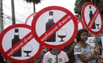 Thái Lan cấm bán bia rượu trên toàn lãnh thổ