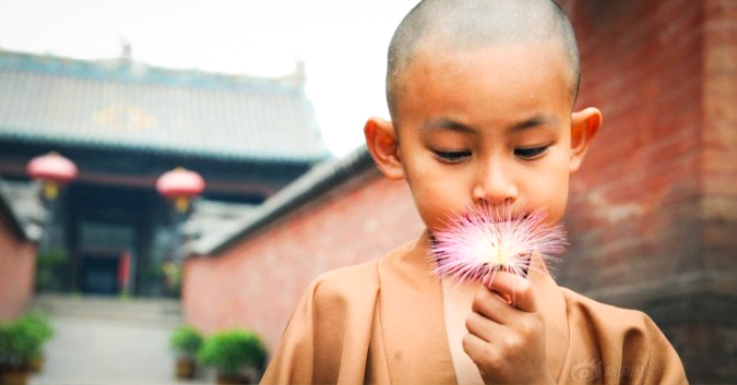 Mỉm cười . . . 