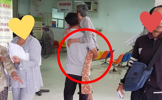 Bức ảnh người đàn ông bế mẹ già trong bệnh viện gây xúc động mạnh