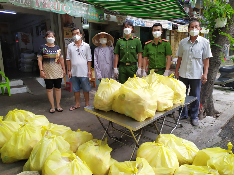 Tp. HCM: Quận 10, UBMTTQVN phường 2 đồng hành với bà con cùng vượt qua Đại dịch Covid