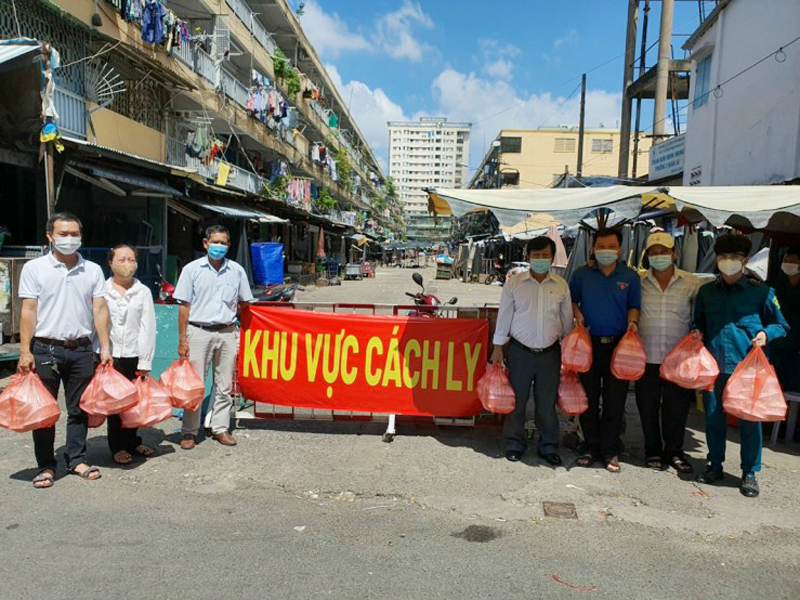 Tp. HCM: H. Củ Chi, Chùa Hạnh Đức hỗ trợ 2 tấn gạo đến với phường 2 quận 10