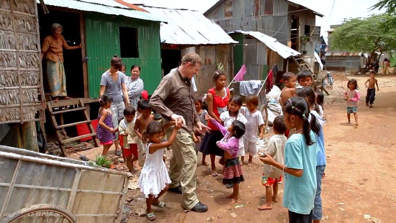 Người từ bỏ Hollywood để đến với trẻ em nghèo ở bãi rác Campuchia