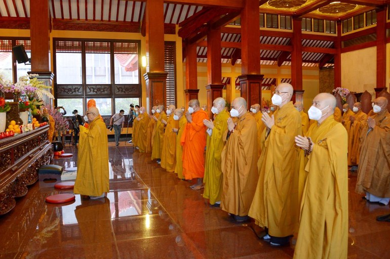 Trang nghiêm khai đàn Pháp hội Dược Sư cầu an đầu năm tại Việt Nam Quốc Tự