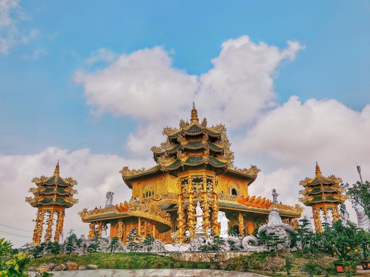 Ngôi chùa ‘dát vàng’ được ví như ‘Thái Lan thu nhỏ’ ở Hưng Yên