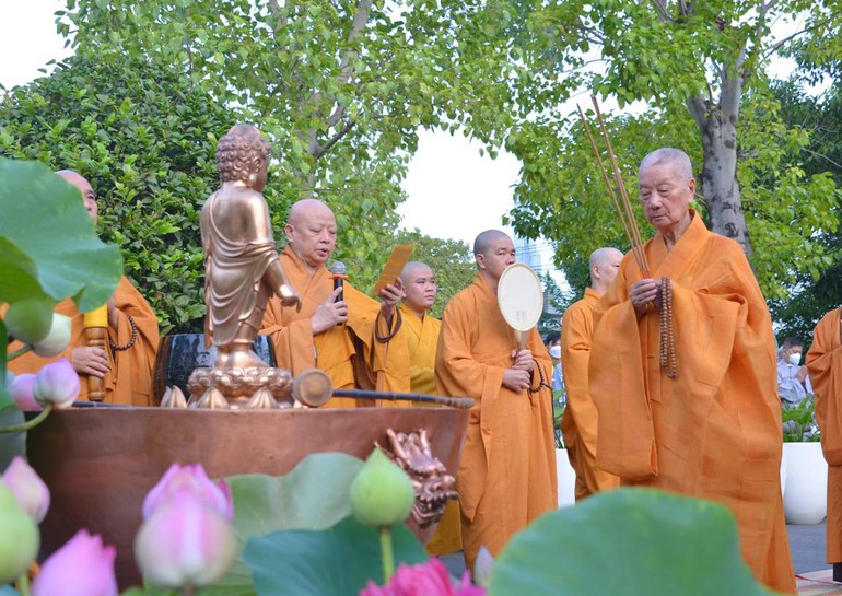 Trang nghiêm lễ Tắm Phật tại chùa Huê Nghiêm