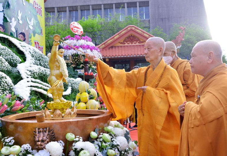 TP.HCM: Cử hành trọng thể nghi thức Tắm Phật, mở đầu tuần Đại lễ Phật đản Phật lịch 2566
