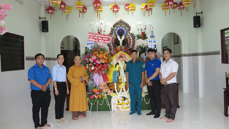 Tp. HCM: H. Củ Chi: các cấp chính quyền xã Phú Hòa Đông chúc mừng Phật đản tại chùa Hạnh Đức