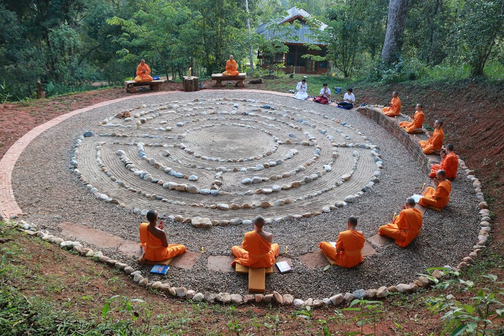 Tâm tìm cầu danh lợi là chướng ngại trên lộ trình hướng đến ly tham, thành tựu giải thoát