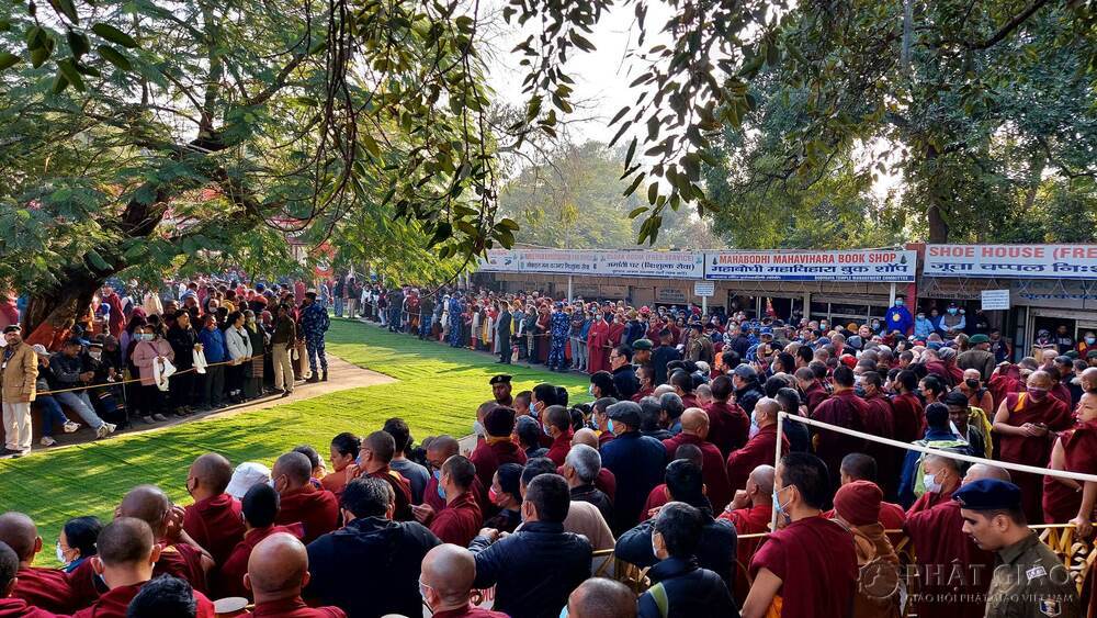 Hàng ngàn tu sỹ, xuất sỹ và người dân chào đón Đức Đạt Lai Lạt Ma tại Bồ Đề Đạo Tràng