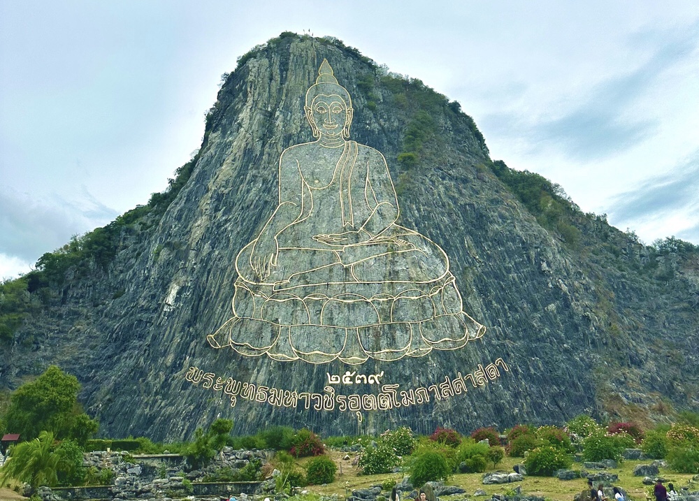 Trân Bảo Phật Sơn - tượng Phật dát vàng trên núi ở Pattaya