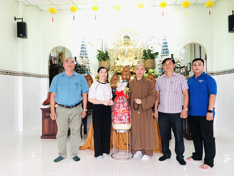 Tp. HCM: H. Củ Chi: Đảng ủy, UBND, UBMTTQVN xã Phú Hòa Đông chúc mừng Phật đản