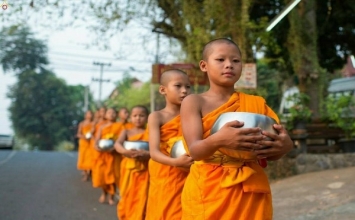 Chùm ảnh: Hàng nghìn giới tử Sa Di tí hon khất thực gieo duyên