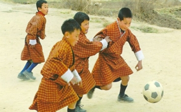 Tụng kinh Phật và chơi bóng đá dưới chân dãy Himalaya