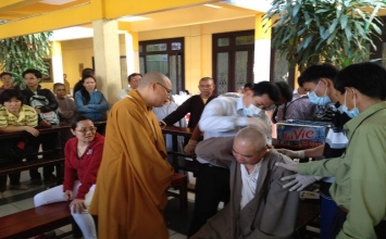 Lương y Võ Hoàng Yên chữa bệnh từ thiện miễn phí hàng tháng tại chùa Vĩnh Nghiêm