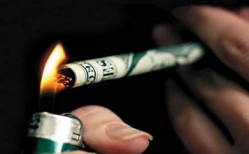 Người ngu đốt tiền