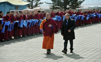 Tổng thống Nga Vladimir Putin lên chùa và cam kết ủng hộ Phật Giáo